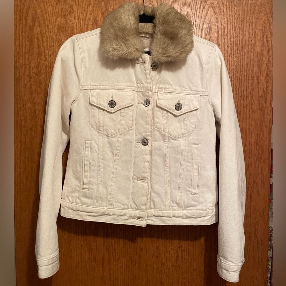 White Abercrombie Denim Jacket with Sherpa Lining and Removable Fur Collar (XS)